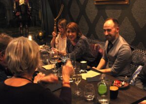 Gäster njuter av smårätter, cocktails och trevligt sällskap i vår steampunk-restaurang och bar i Göteborg.