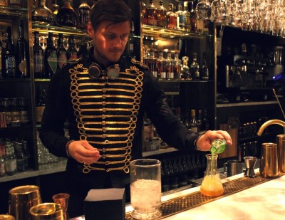bartender bar gör drink