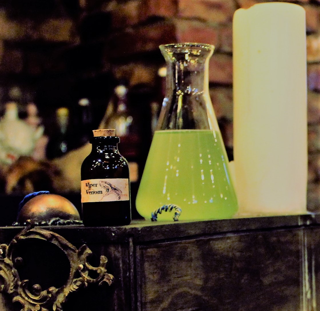 Dricka en Snake Potion ur provrör och laboratoriebägare? Upplev spännande drycker hos Steampunk Lab!
