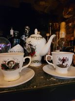 Njust av en god kopp te bland kugghjul och höga hattar i en steampunkmiljö